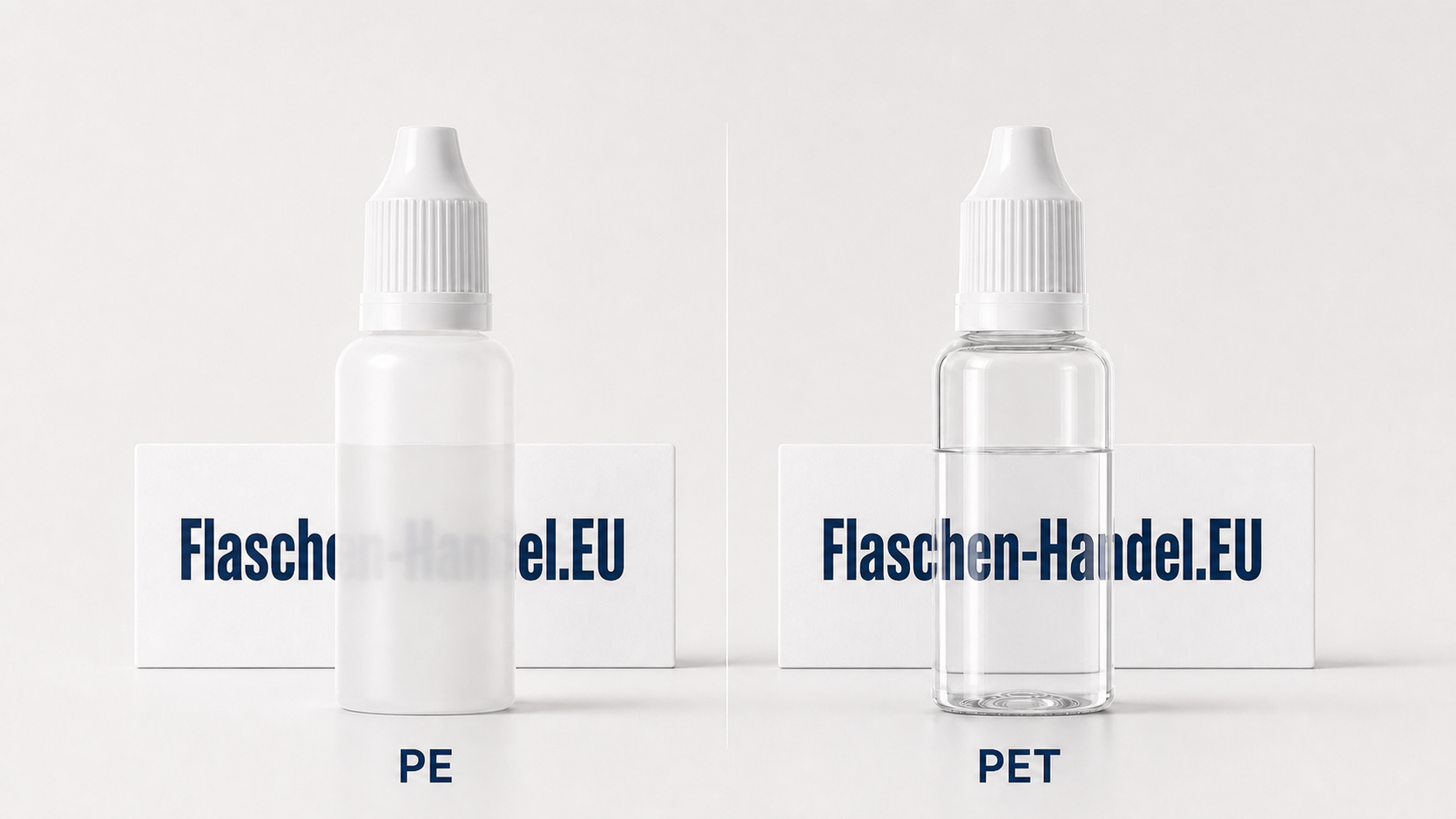 Materialvergleich: Links eine Tropfflasche aus PE, dahinter ist der Schriftzug Flaschen-Handel.EU nur schemenhaft zu erkennen. Rechts dieselbe Flasche aus PET, durch die der Schriftzug klar lesbar bleibt und der Füllstand scharf zu sehen ist.